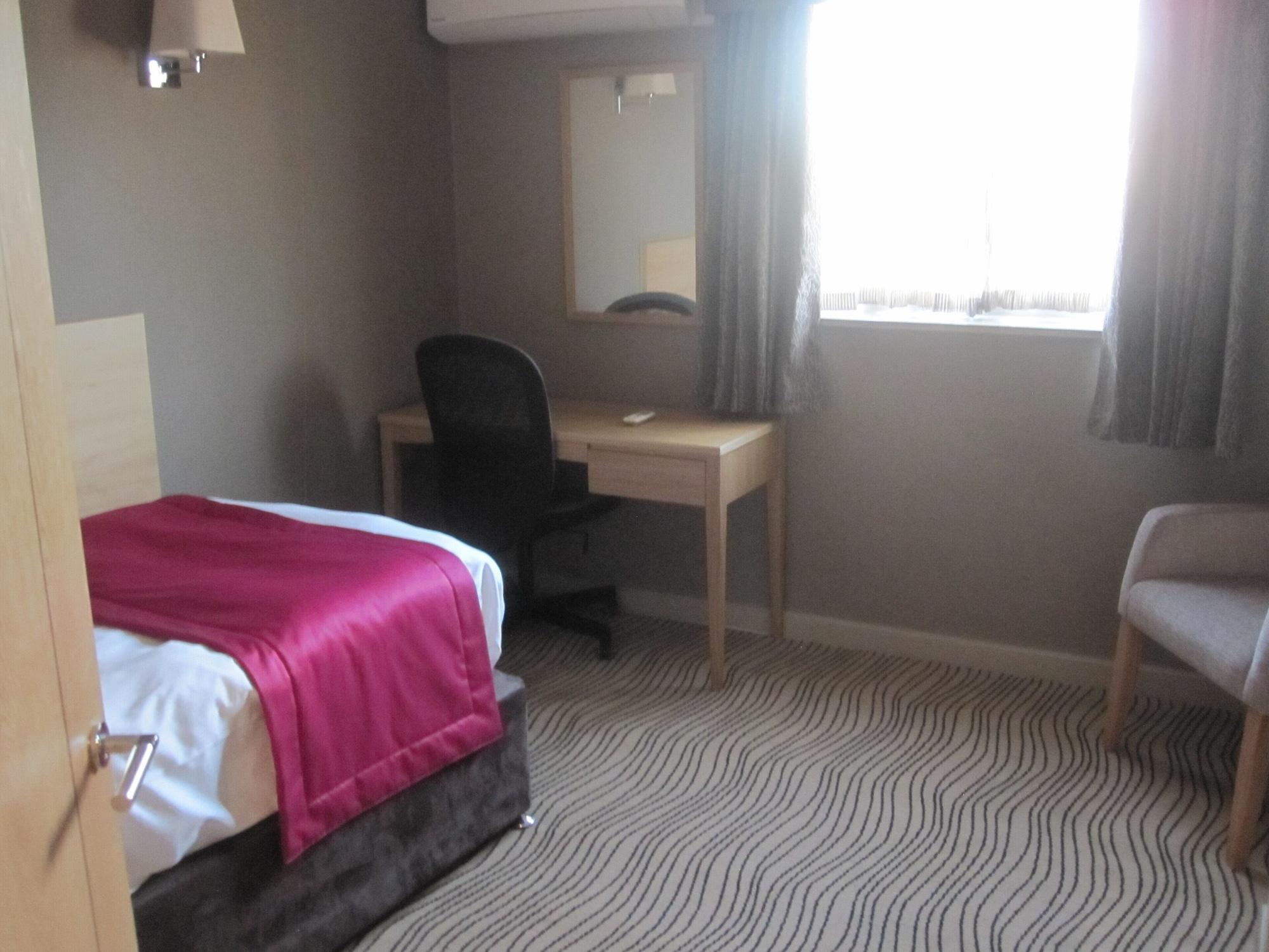 Best Western Heath Court Hotel Ньюмаркет Экстерьер фото