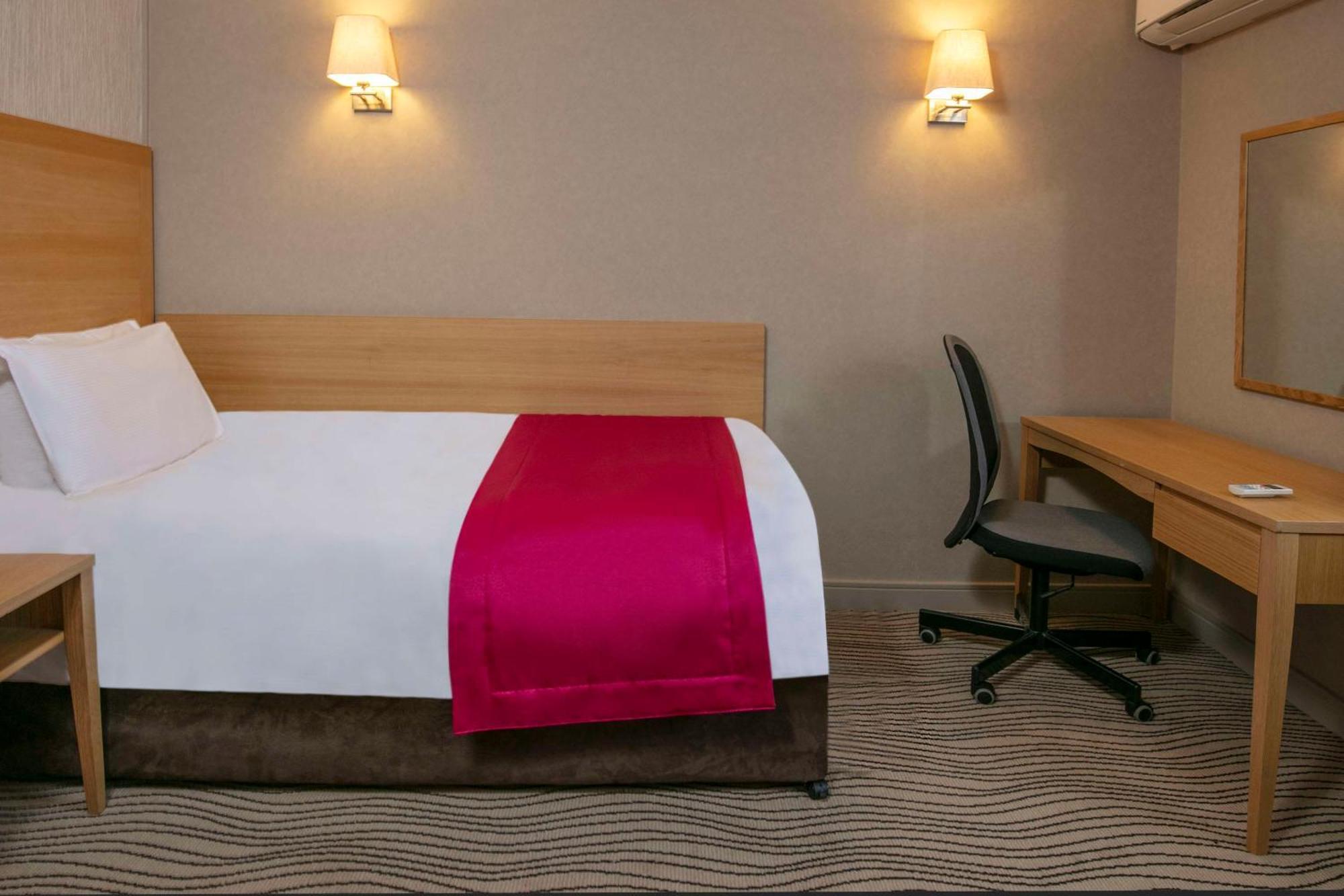 Best Western Heath Court Hotel Ньюмаркет Экстерьер фото
