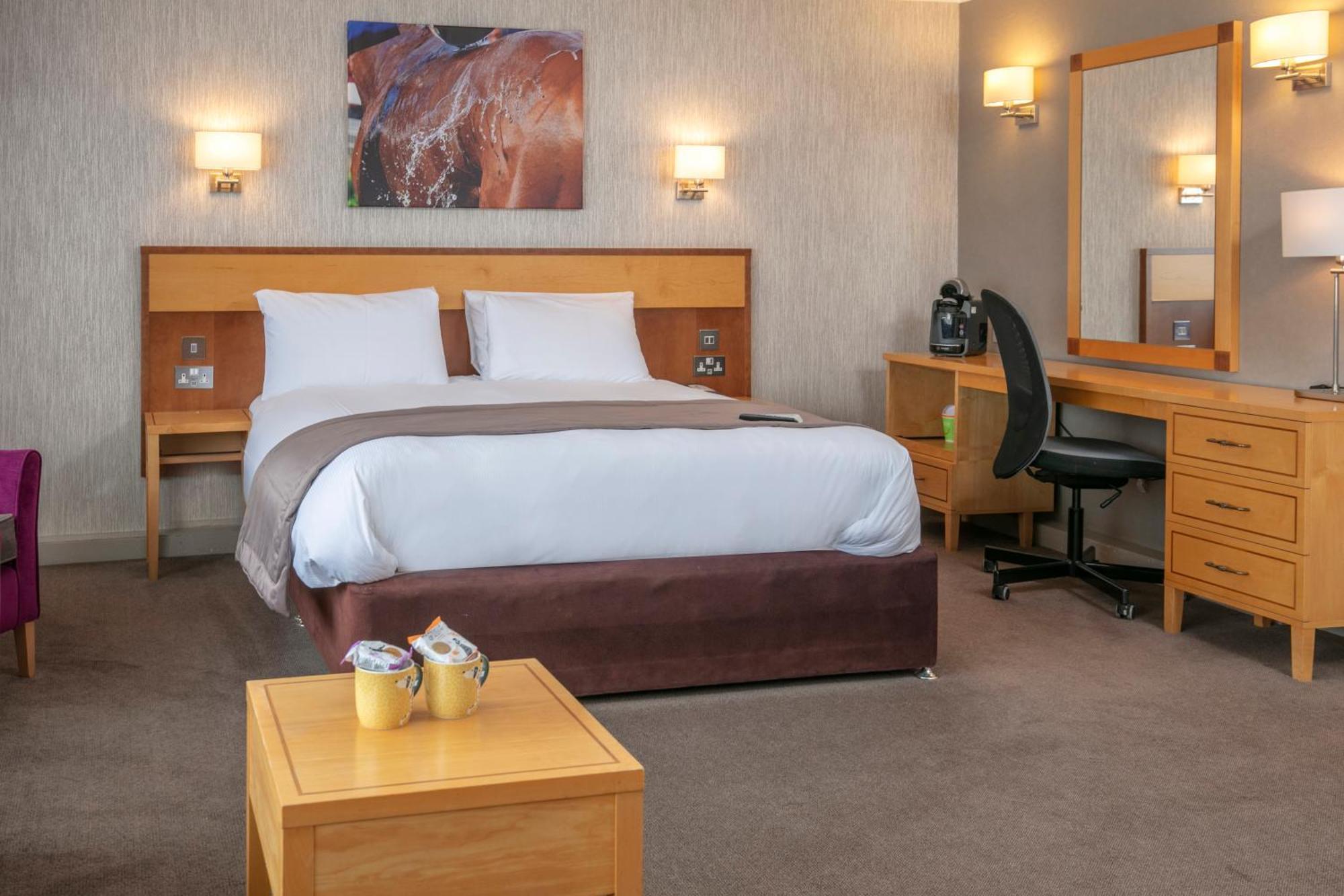 Best Western Heath Court Hotel Ньюмаркет Экстерьер фото